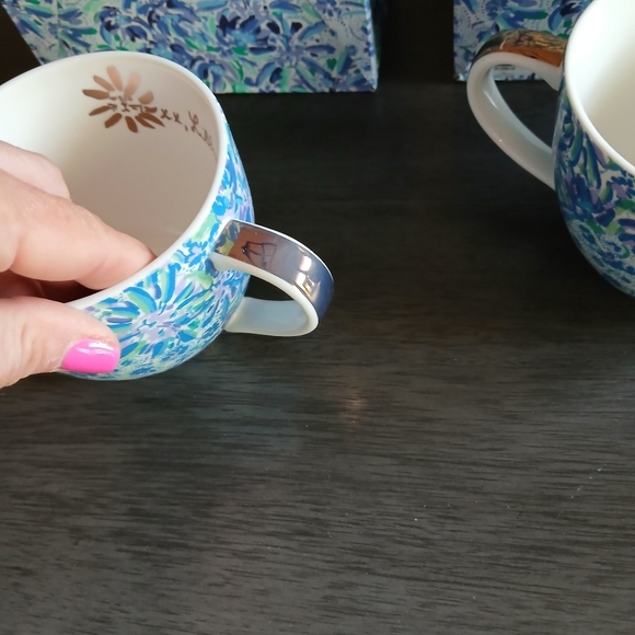 Lilly Pultzier Set Of 4 Mugs NWT - Picture 3 of 3